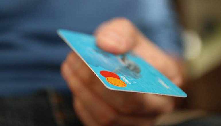 Что за кредитная карта, в каком виде выпускается и чем она отличается от дебетовой